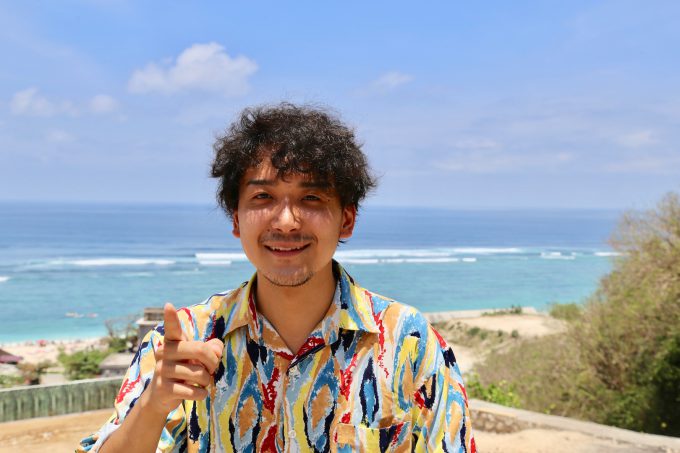 バリ島パンダワビーチでワンダフルインドネシアについて話すカイリ