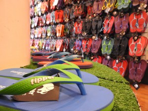 The recently popular beach sandal “Fipper” in Bali, the shop report!