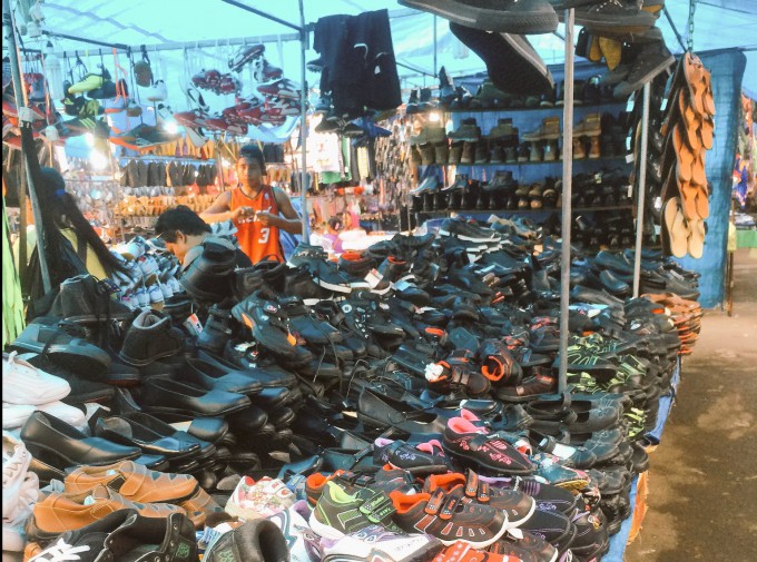 デンパサールのパサールに並ぶ靴
