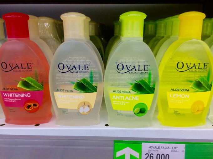 棚に並んだOVALE(オーバル)化粧水