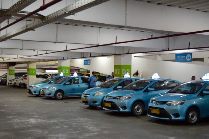 バリ島カルフールの駐車スペースに集まるブルーバードタクシー