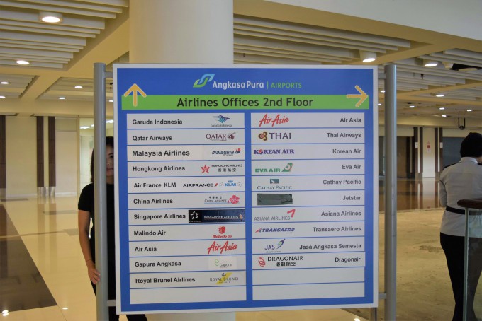 ングラ・ライ国際空港二階の航空会社の案内板