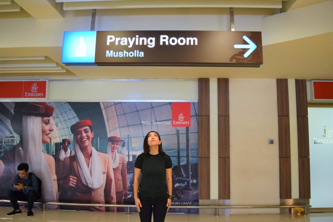 ングラ・ライ国際空港二階のお祈りスペースの案内板