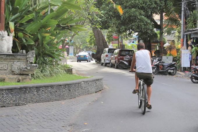 サヌールの道で自転車に乗る観光客