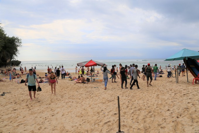 パダンパダンビーチに集まる多くの観光客