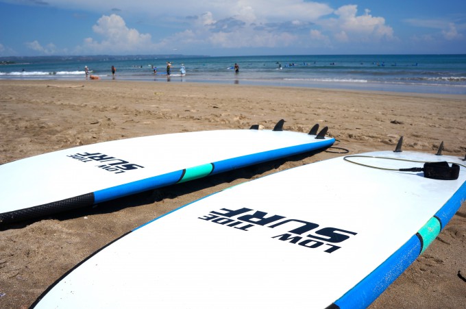 クタビーチに置かれたサーフボード