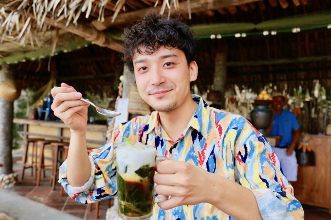 バリ島アヤナのクブビーチクラブのダルマンを食べるカイリ