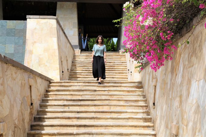 バリ島アヤナリゾート&スパバリの階段を下るちゃんなる