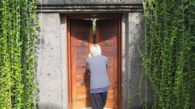 バリ島ザ・サンタイの大きな扉を開けるホリ