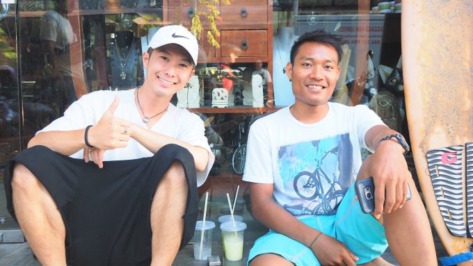 バリ島でインドネシア語を話すホリとヤヤン