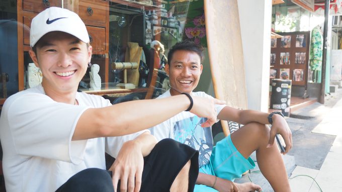 バリ島でインドネシア語を話すホリとヤヤン