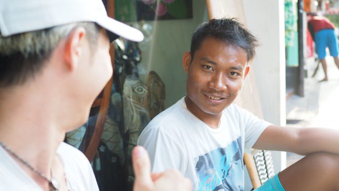 バリ島でインドネシア語を話すヤヤン