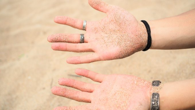 クタビーチの砂とホリの手